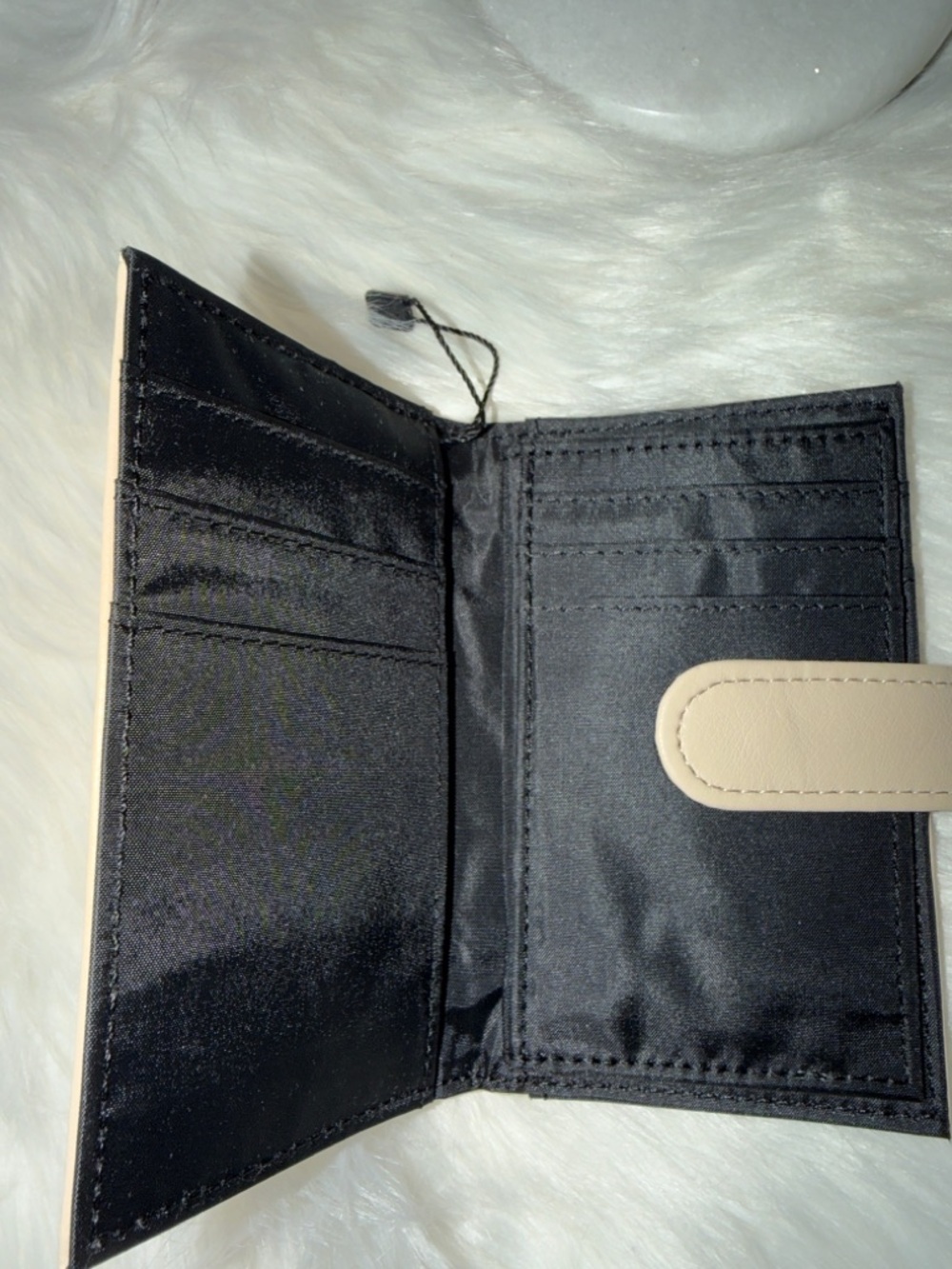 Classic Neutral Snap-Closure
Women's Wallet - Beige - Picture 4 of 7